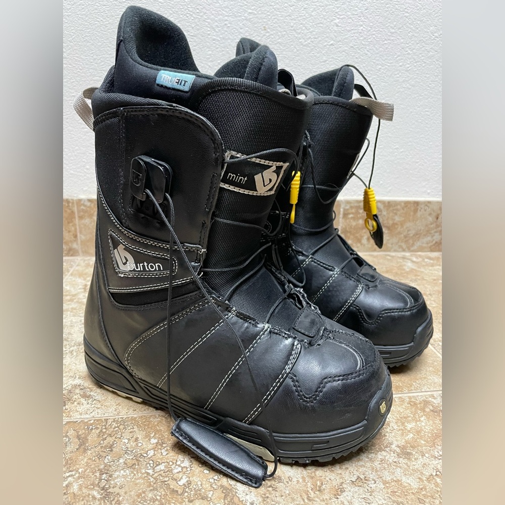 Women’s Burton Mint snowboard boots size 8.5